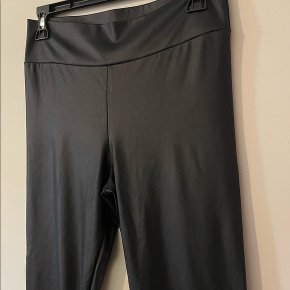 The cutest trendy leather like leggings! Women’s size Medium! - Picture 4 of 5